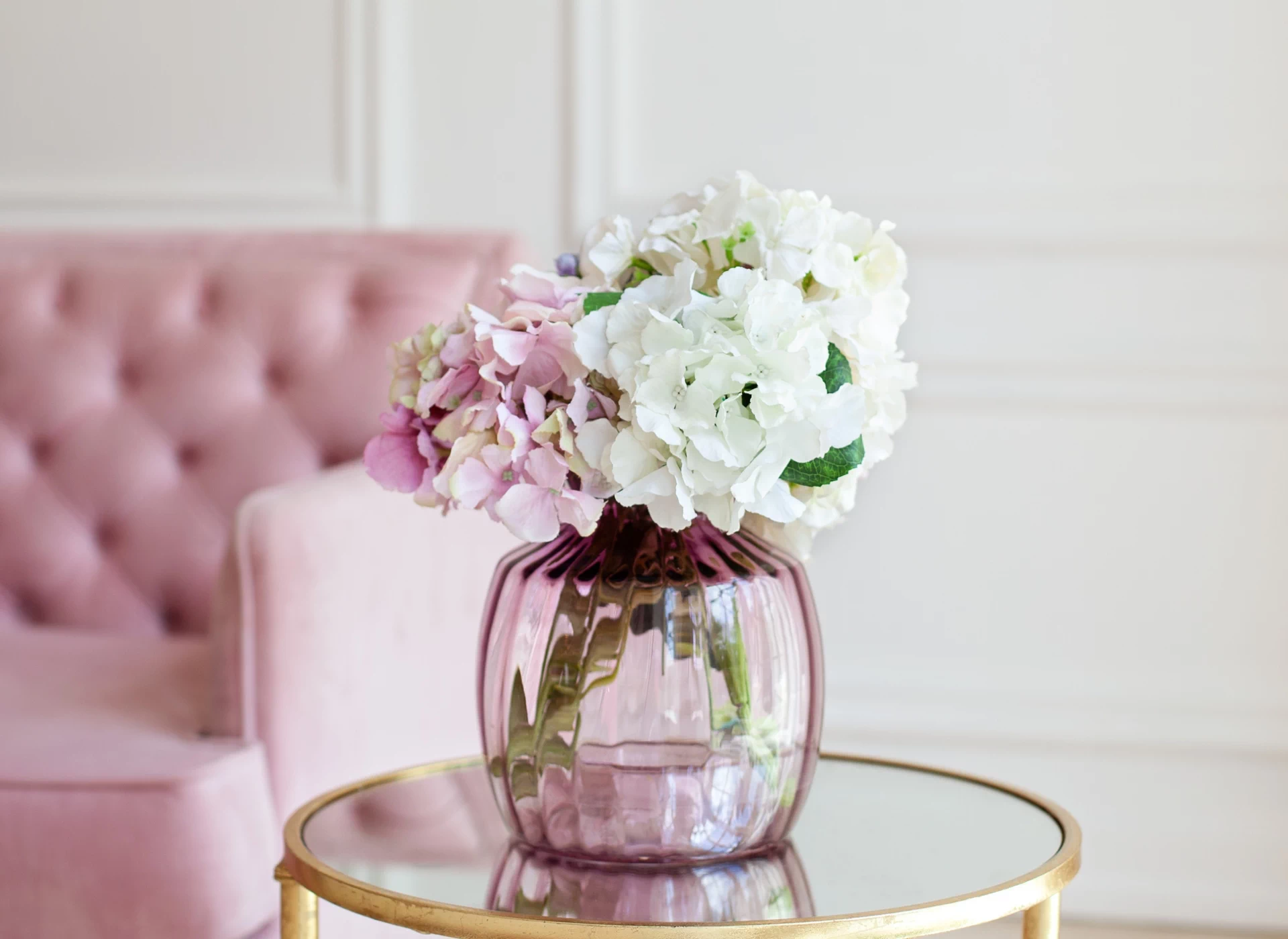 różowa kanapa i kwiaty